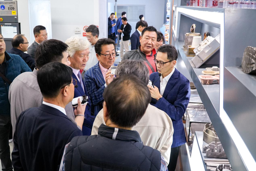 釜山機械制造企業(yè)代表團參觀毅速激光3D打印車間.png